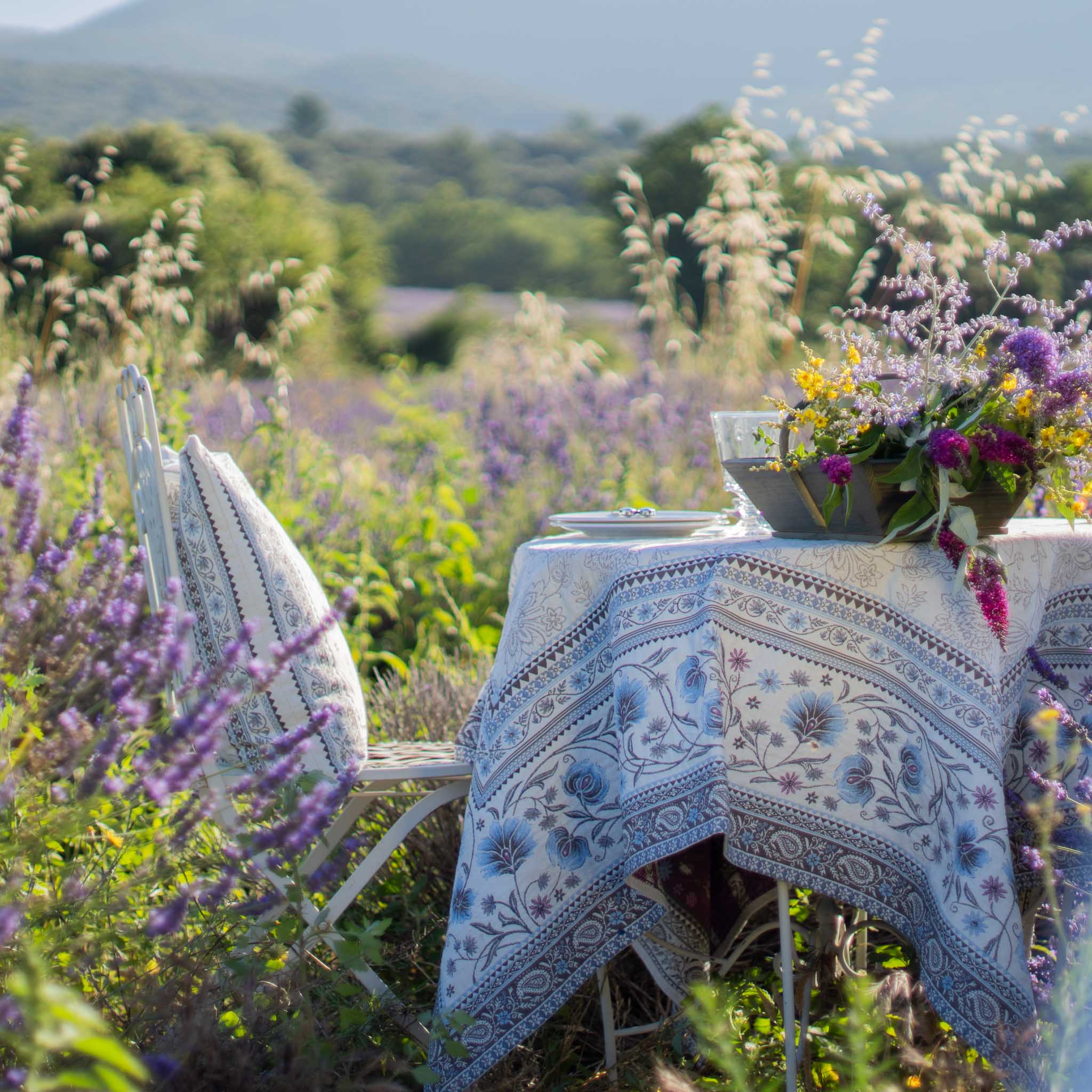 Hochwertige Kollektion in beige-blauen Tönen, erhältlich als Tischdecke und Kissenbezug. Das schwere Jacquardgewebe überzeugt mit seiner ausgezeichneten Qualität und lässt sich leicht pflegen.