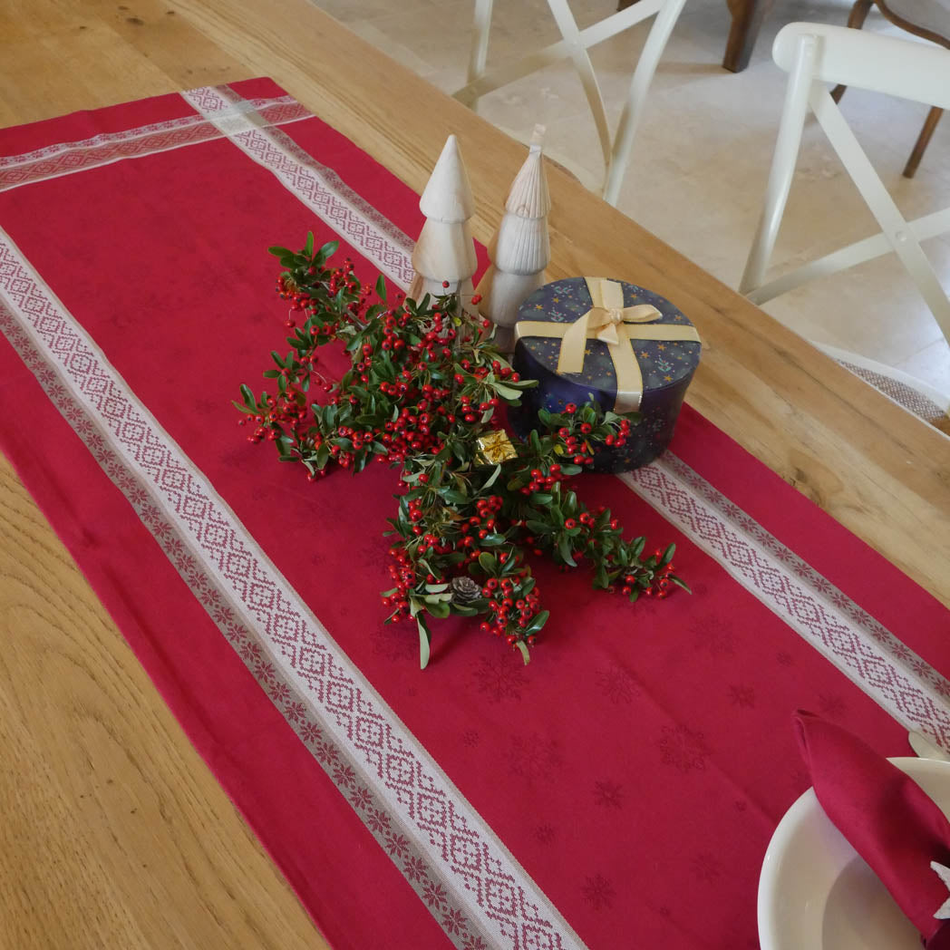 Tischläufer weihnachtlich gedeckt mit Jacquard Ornamenten und Fleckschutuz