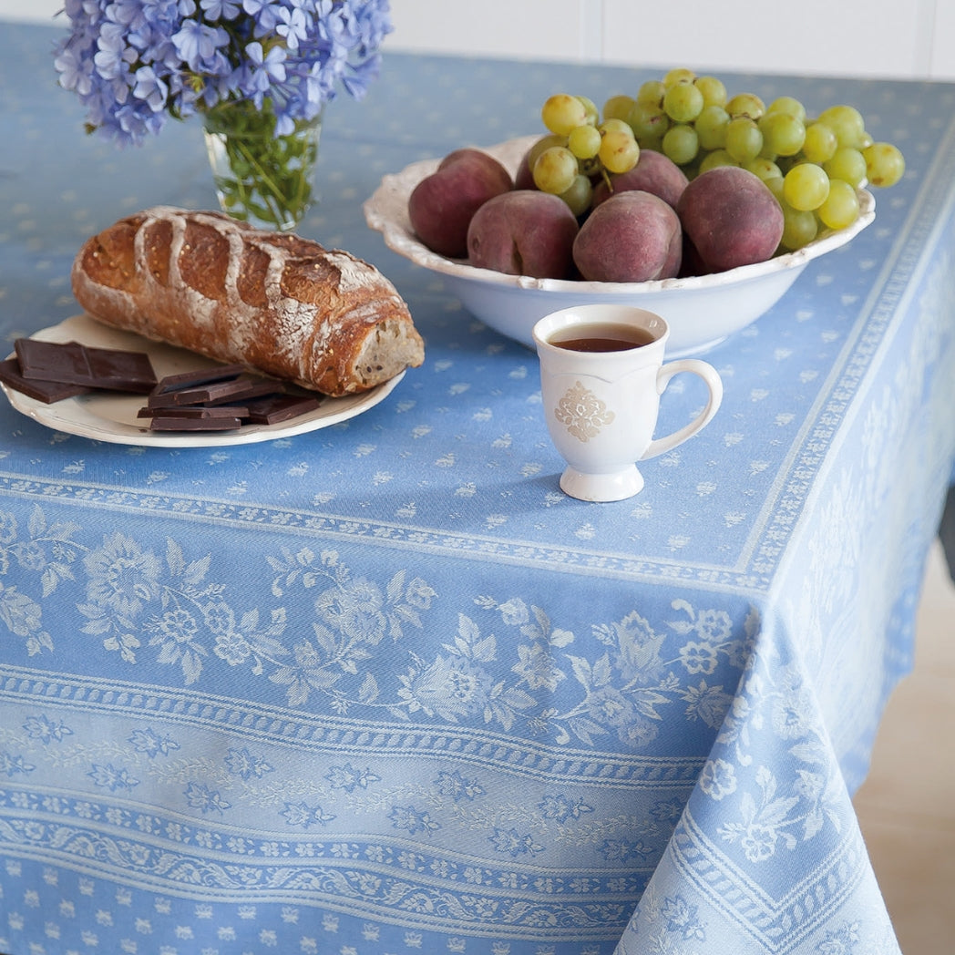 Suchen Sie eine elegante und schicke Tischdecke ? Diese hellblaue Jacquard-Tischdecke mit Fleckenschutz ist der perfekte Verbündete für den Tisch.