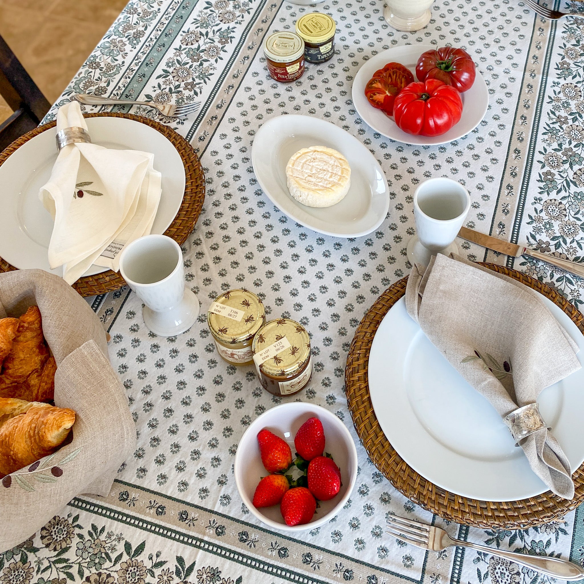 Tischdecke aus hochwertigem französischem Jacquardstoff in Grün, Beige und Weiß mit klassischem Muster, ideal für elegante Tischdekoration.