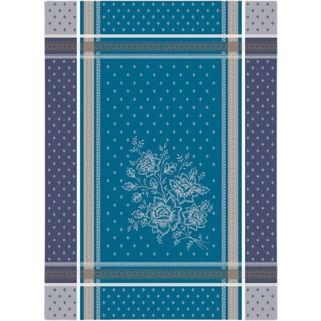 Blaues Jacquard-Geschirrtuch Azur aus 100 % Baumwolle mit floralem Muster, hergestellt in Frankreich, dekorativ über dem Backofengriff in einer provenzalischen Küche.