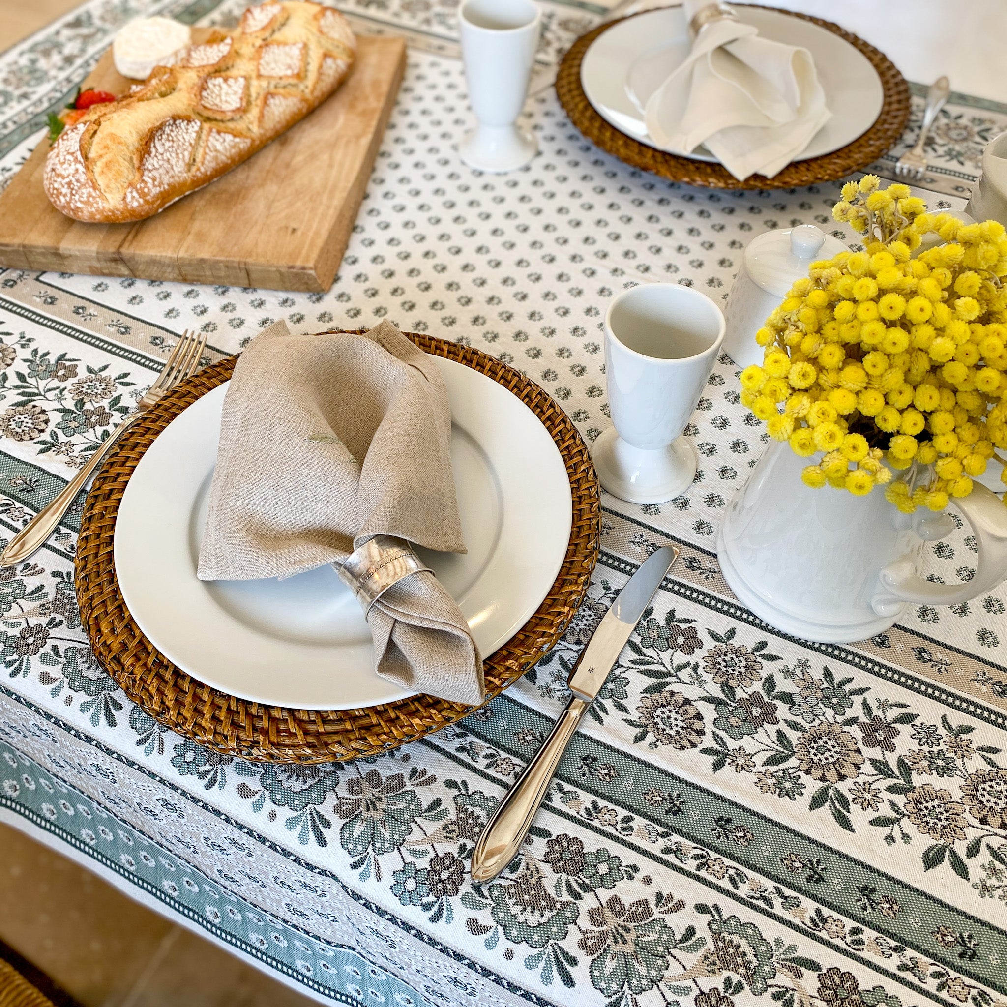 Tischdecke aus hochwertigem französischem Jacquardstoff in Grün, Beige und Weiß mit klassischem Muster, ideal für elegante Tischdekoration.