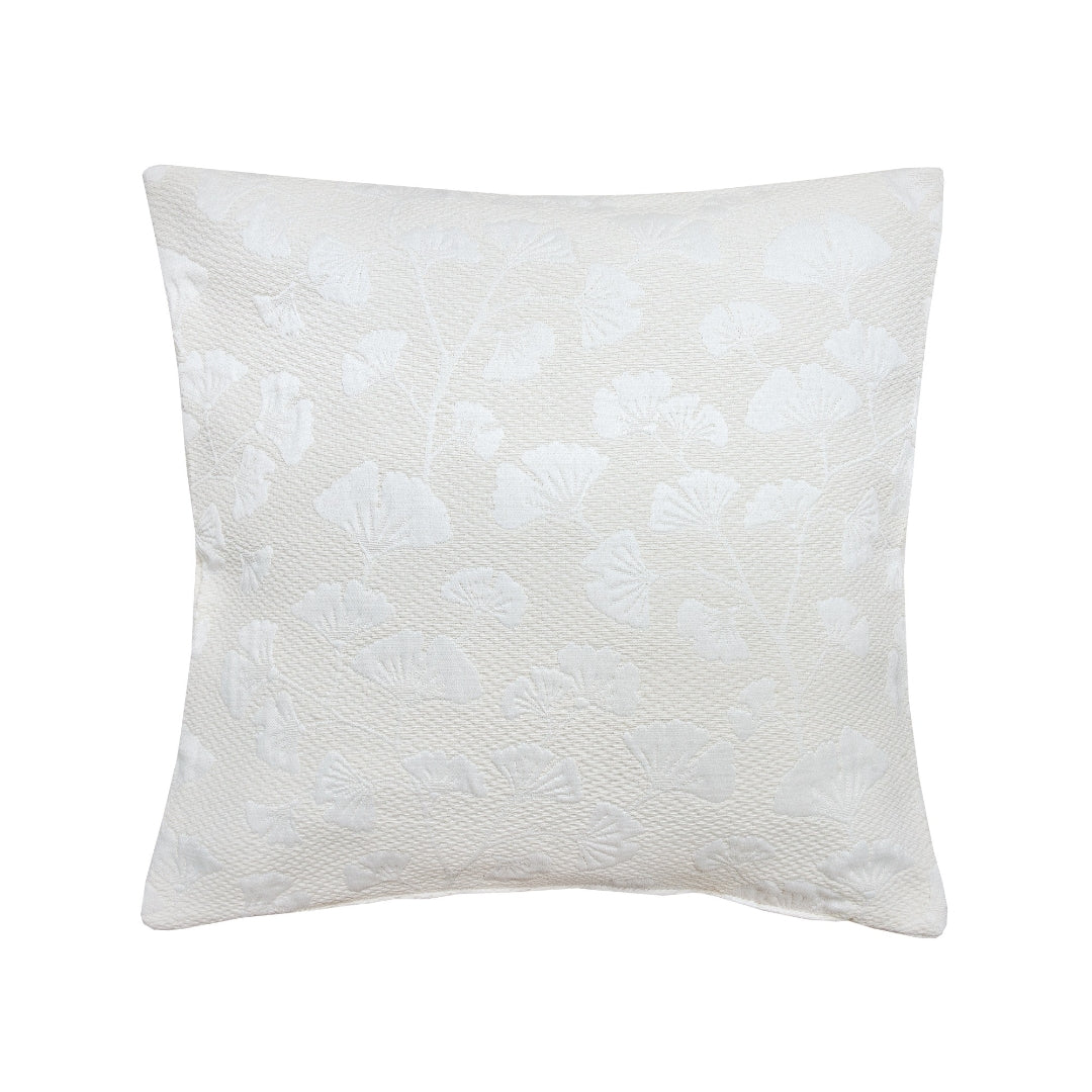 Jacquard‑Kissenhülle mit feinem Ginkgo‑Blattdesign in natürlichen Tönen, dekorativ auf einem Sofa platziert.