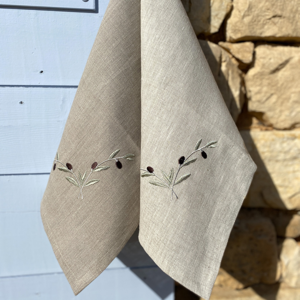 Wunderschönes Geschirrtuch aus 100 % Leinen mit feiner Stickerei im Olivenmuster. Dieses Geschirrtuch ist nicht nur sehr elegant, sondern eignet sich auch perfekt für die Verwendung in der Küche oder zum Dekorieren Ihres Tisches.