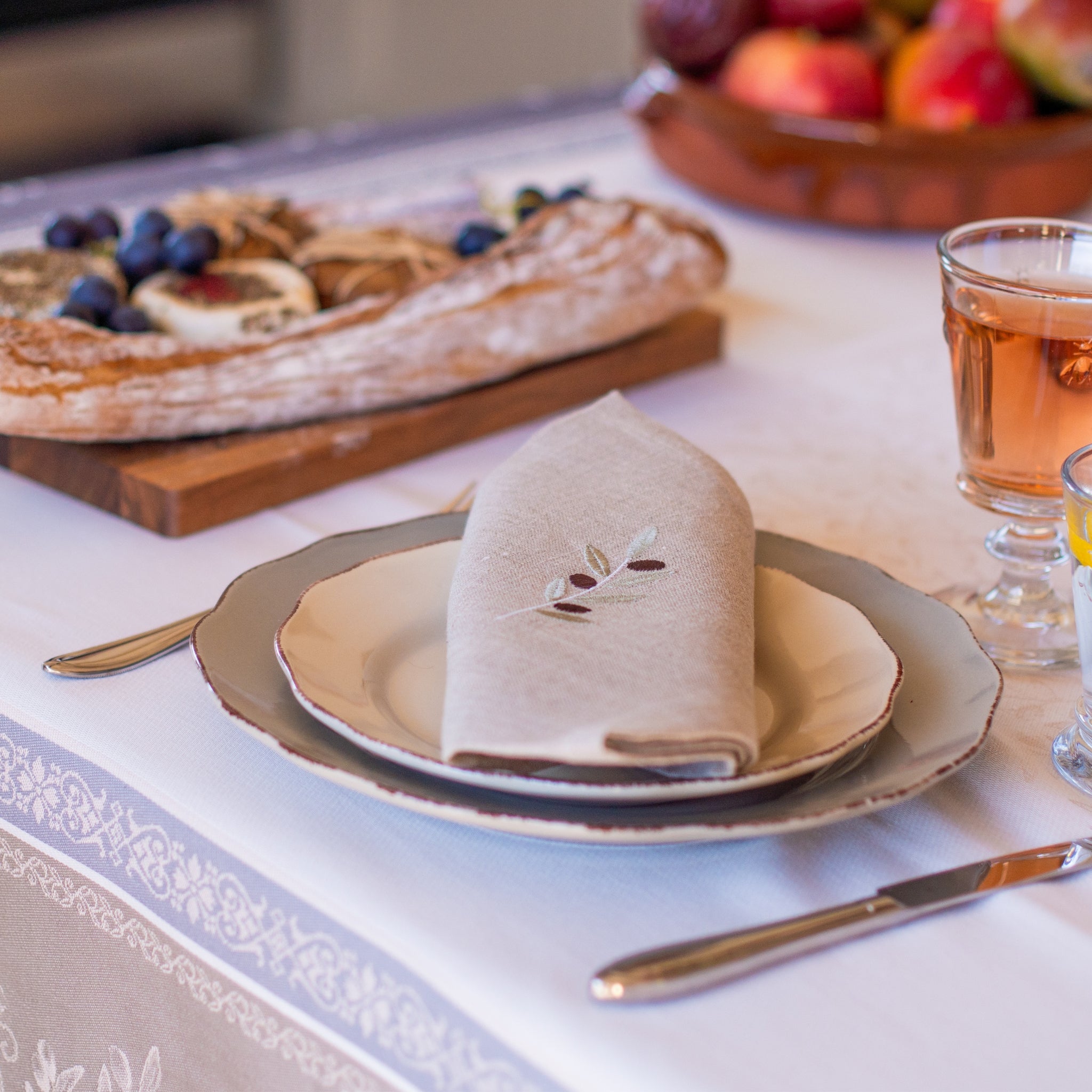 Serviette aus beige Leinen mit feinem Olivenmuster – elegant, zeitlos und hochwertig verarbeitet.