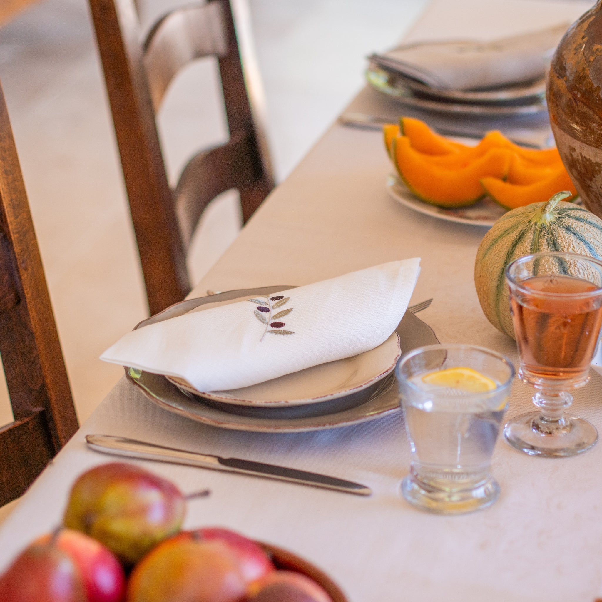 Serviette aus weißem Leinen mit feinem Olivenmuster – elegant, zeitlos und hochwertig verarbeitet.