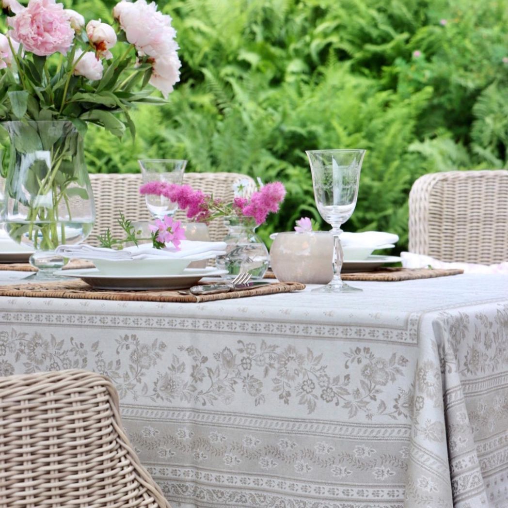 Hochwertige Jacquard Tischdecke beige mit Fleckschutz