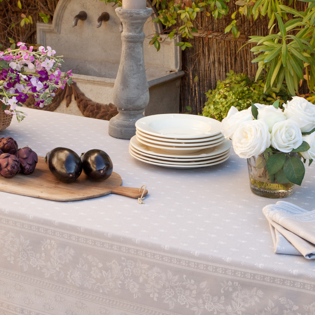 Eine hellgraue Tischdecke, elegant und schick, mit Schutz vor Flecken. Es ist perfekt, um für jeden Anlass des Jahres einen schicken und praktischen Tisch zu haben.