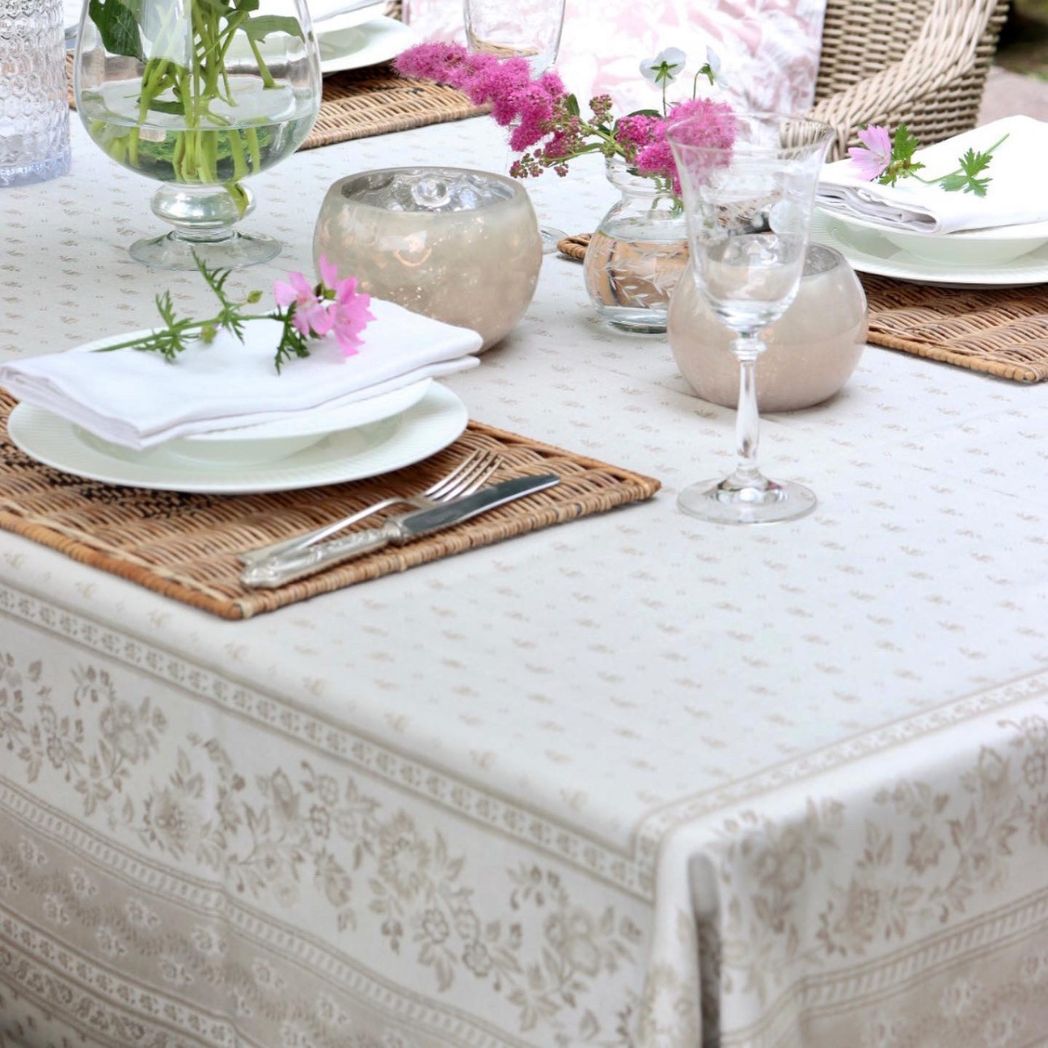 Hochwertige beige Jacquard‑Tischdecke mit elegantem Muster und integriertem Fleckschutz.