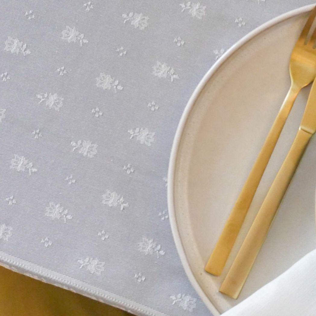 Suchen Sie eine elegante und schicke Tischdecke ? Diese hellgraue Jacquard-Tischdecke mit Fleckenschutz ist der perfekte Verbündete für den Tisch.