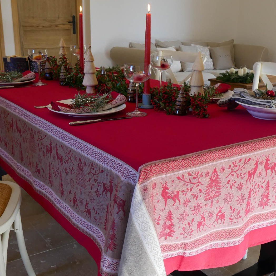 rote-tischdecke-weihnachten-hirschmotive-wald