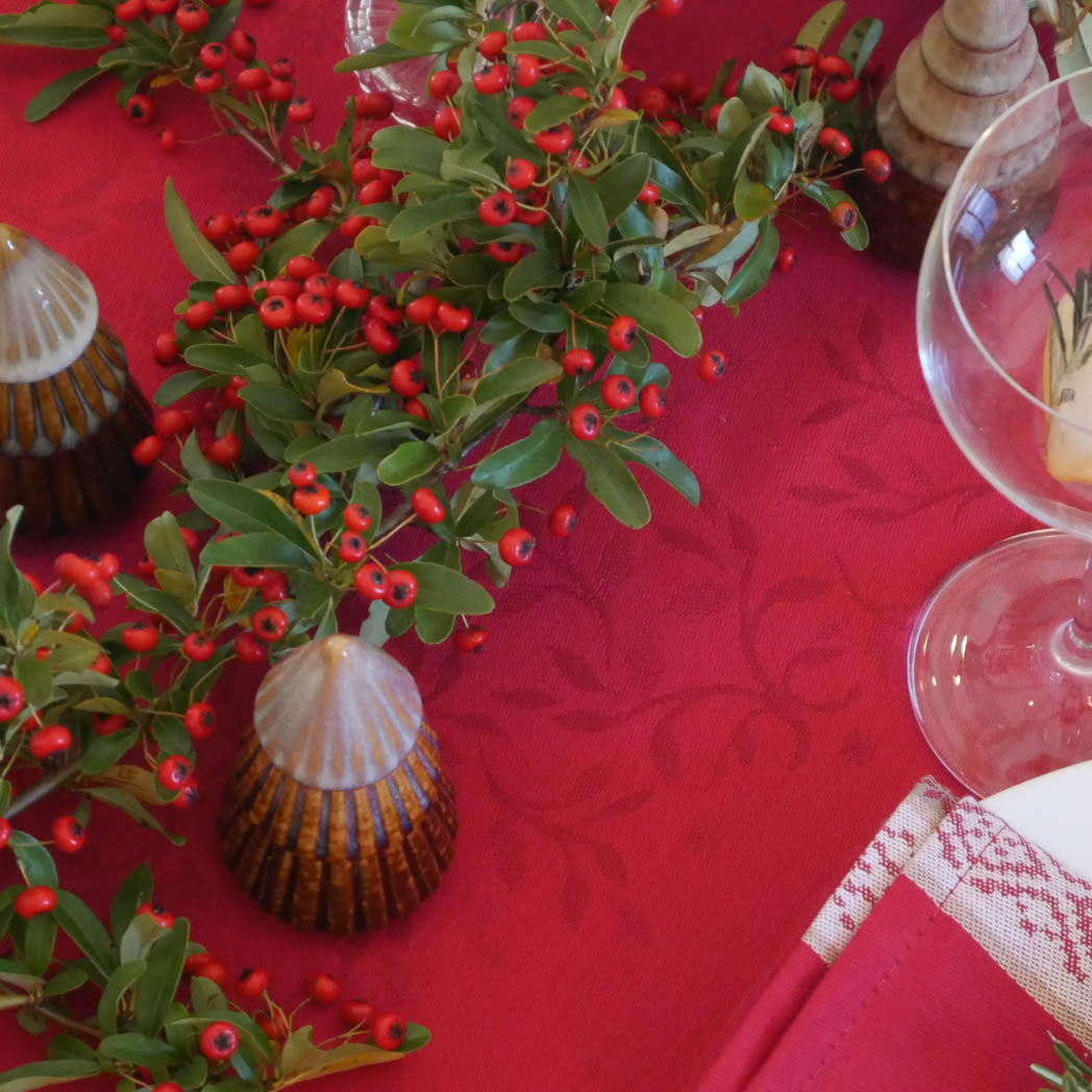 Tischdecke mit Jacquard Ornamenten und Fleckschutz rot