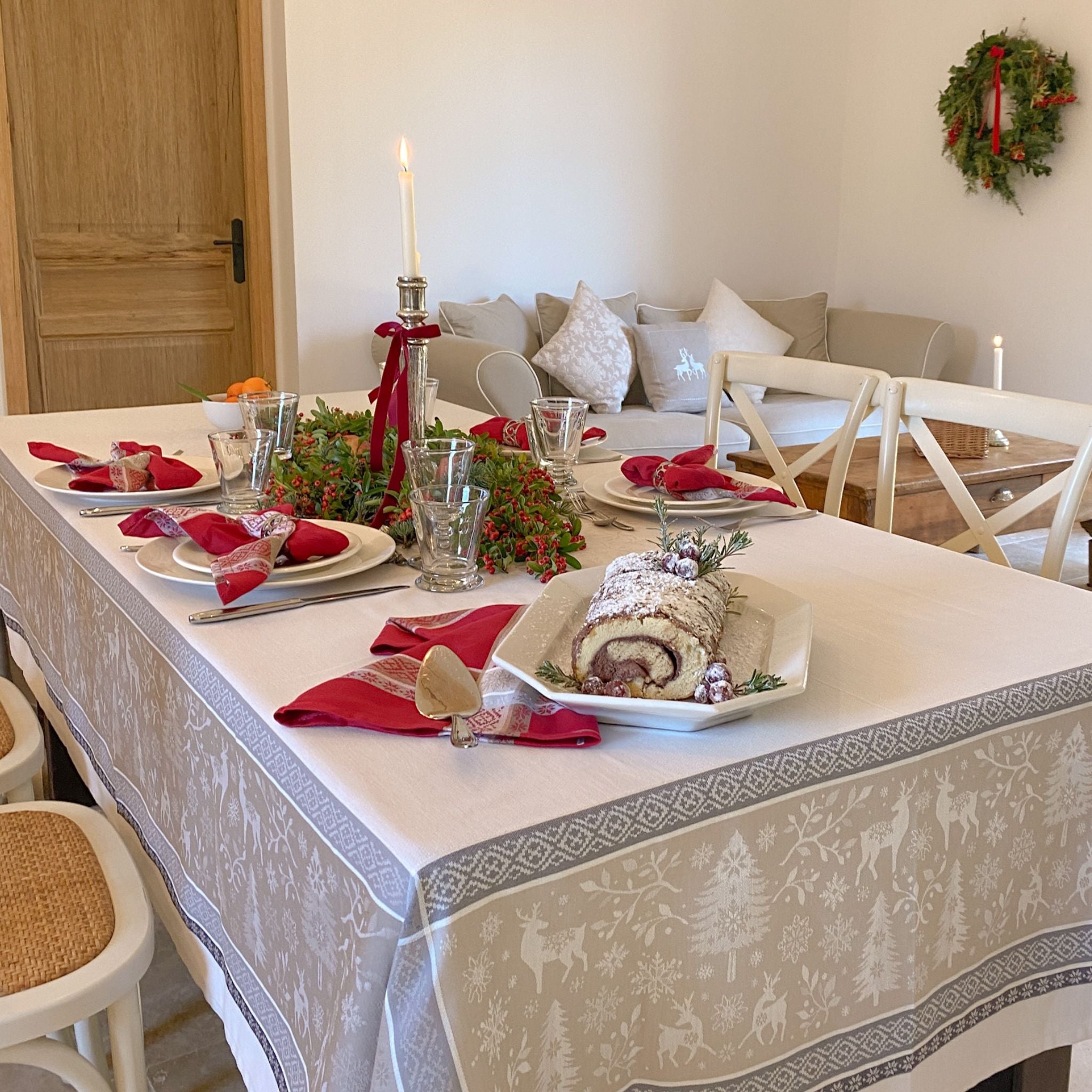 Weihnachts-Tischdecke Beige mit Wintermotiv und Fleckschutz