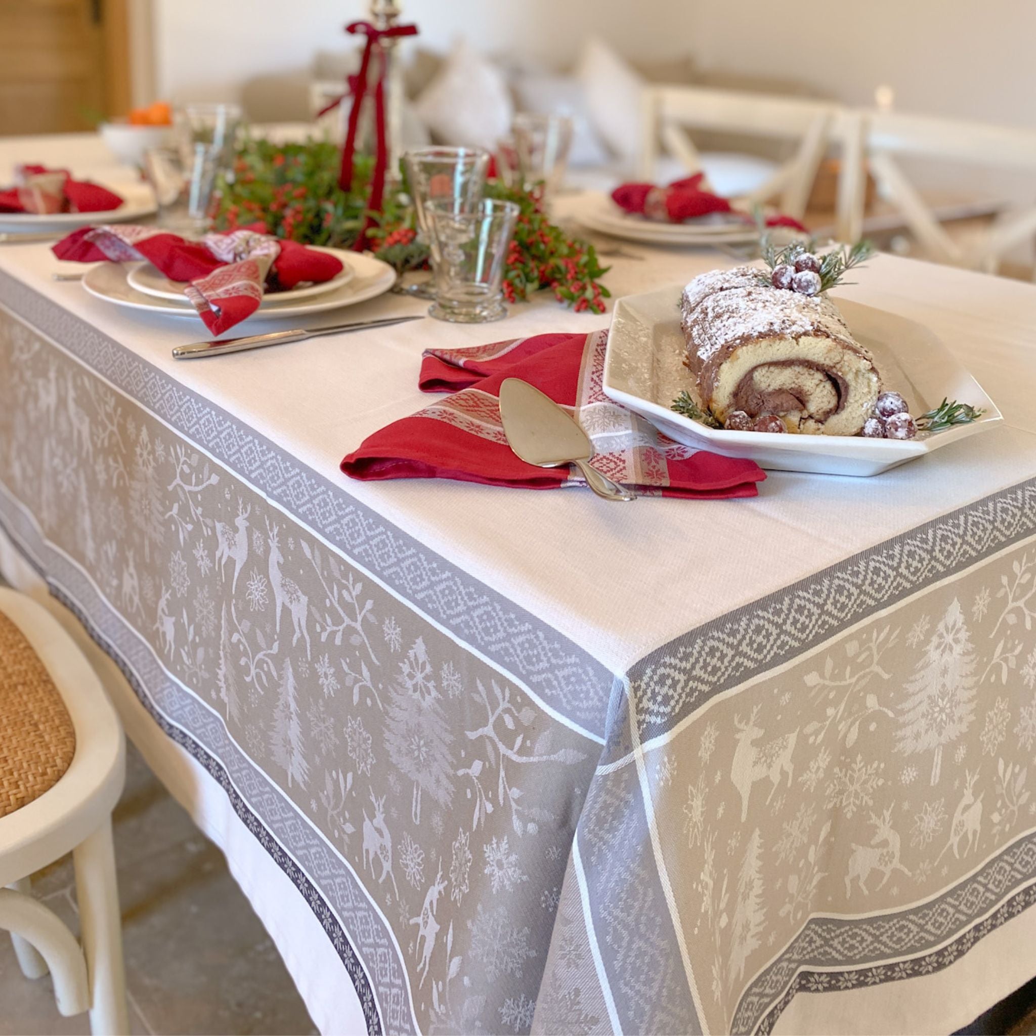 Weihnachts-Tischdecke Beige mit Wintermotiv und Fleckschutz