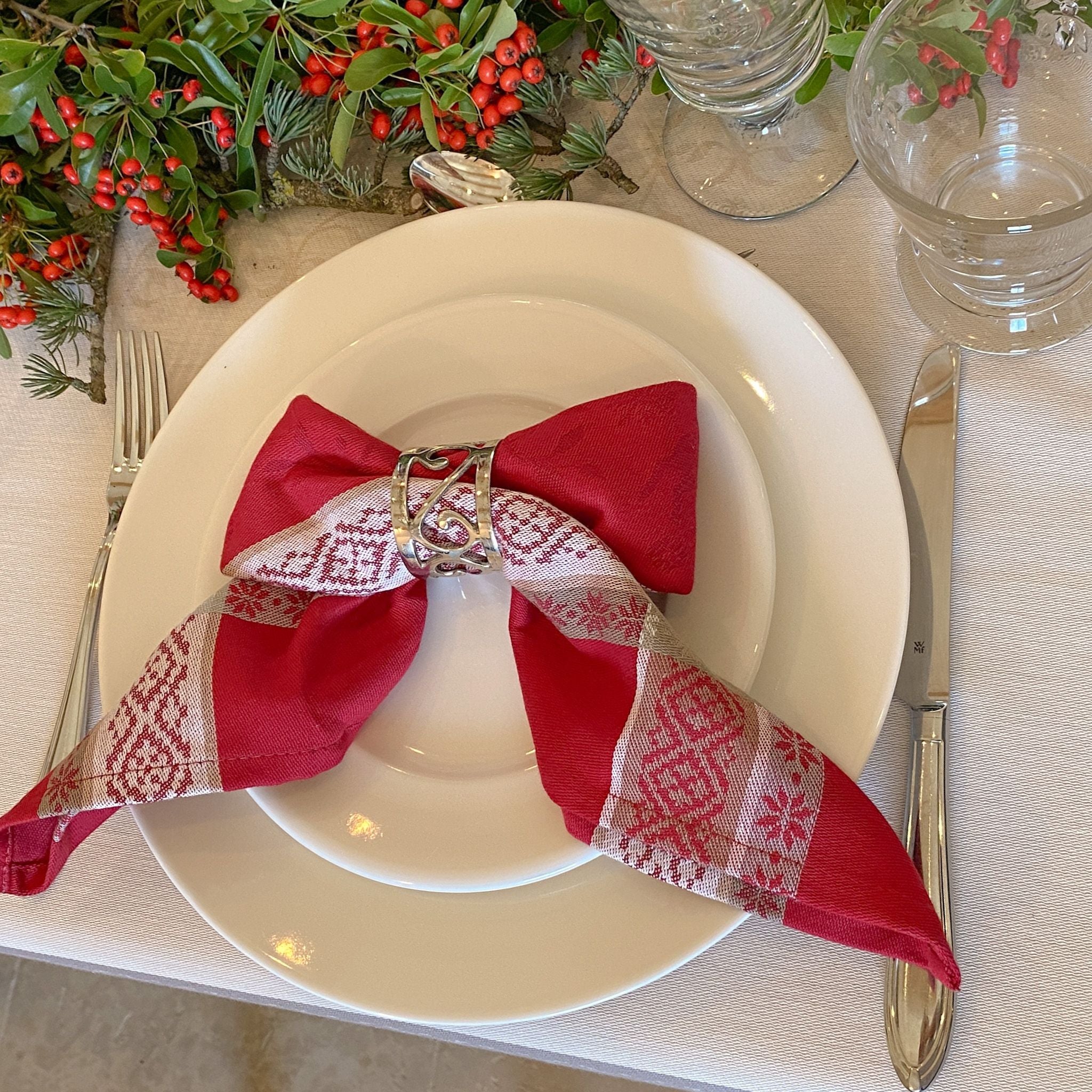 Festliche Jacquard-Serviette in Rot mit winterlichen Motiven wie Hirschen und Schneeflocken