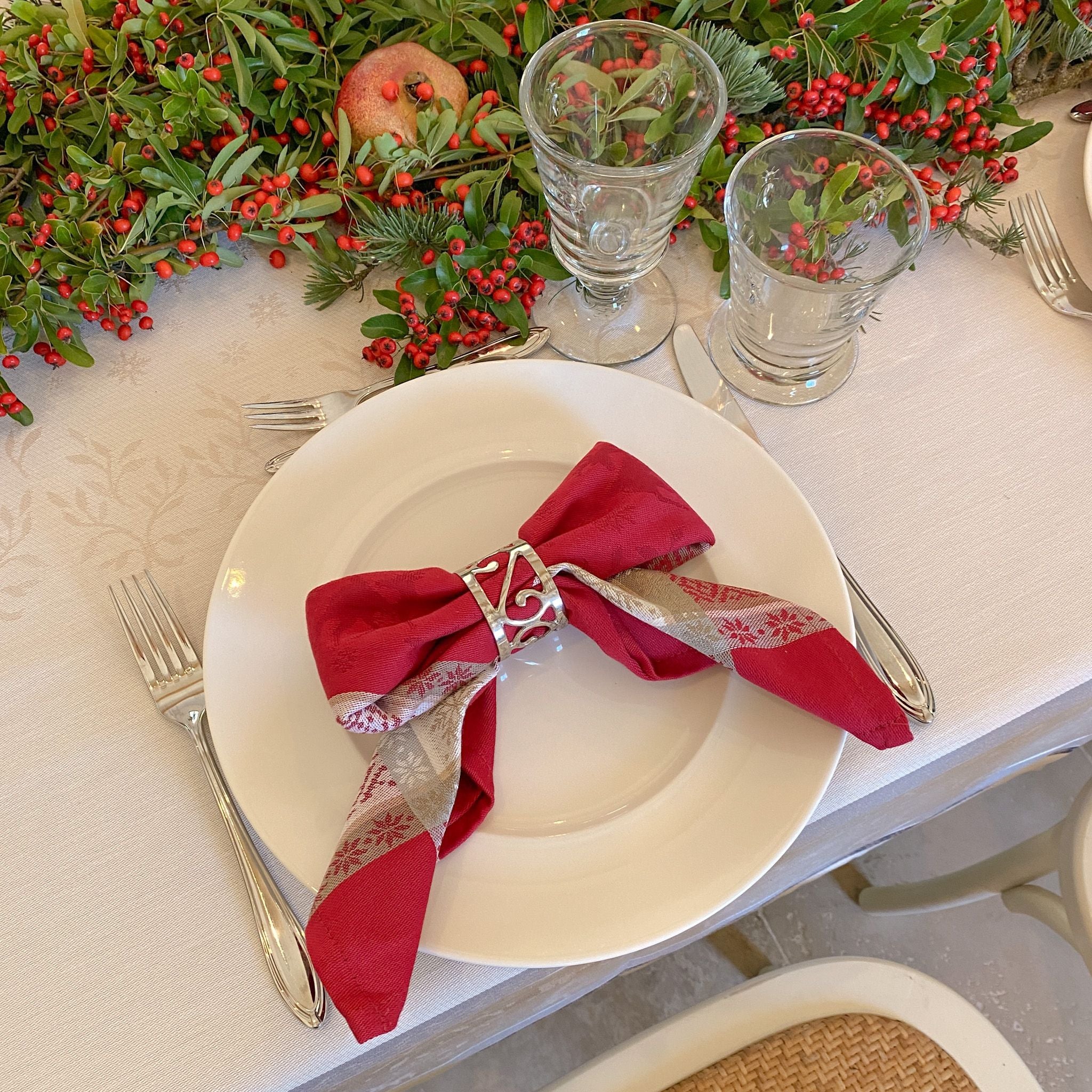 Festliche Jacquard-Serviette in Rot mit winterlichen Motiven wie Hirschen und Schneeflocken