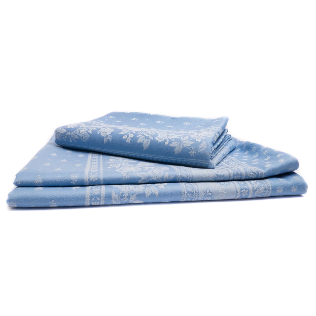 Suchen Sie eine elegante und schicke Tischdecke ? Diese hellblaue Jacquard-Tischdecke mit Fleckenschutz ist der perfekte Verbündete für den Tisch.