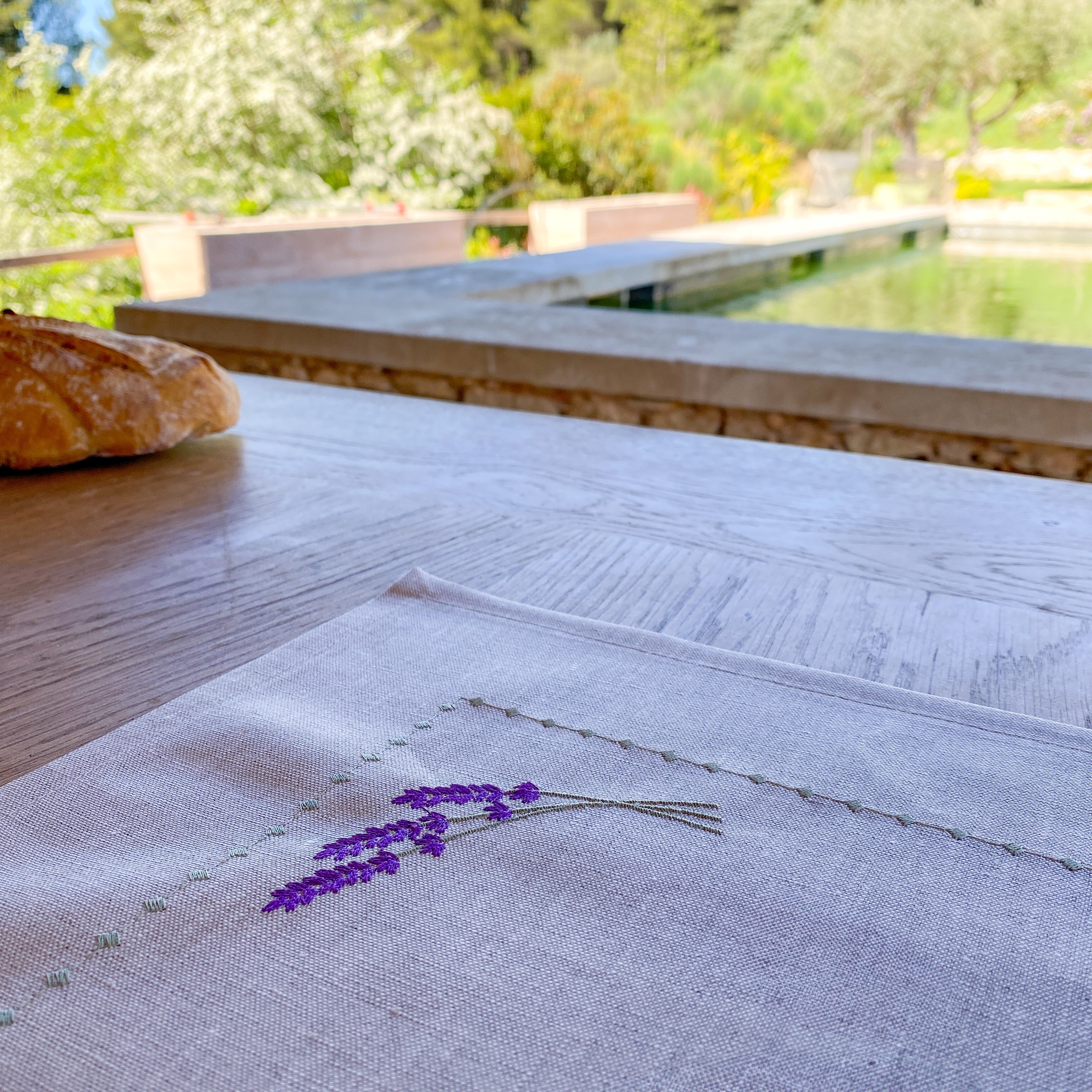 Tischset aus 100 % Leinen mit transparenter Acrylbeschichtung – stilvoll, pflegeleicht und abwaschbar.