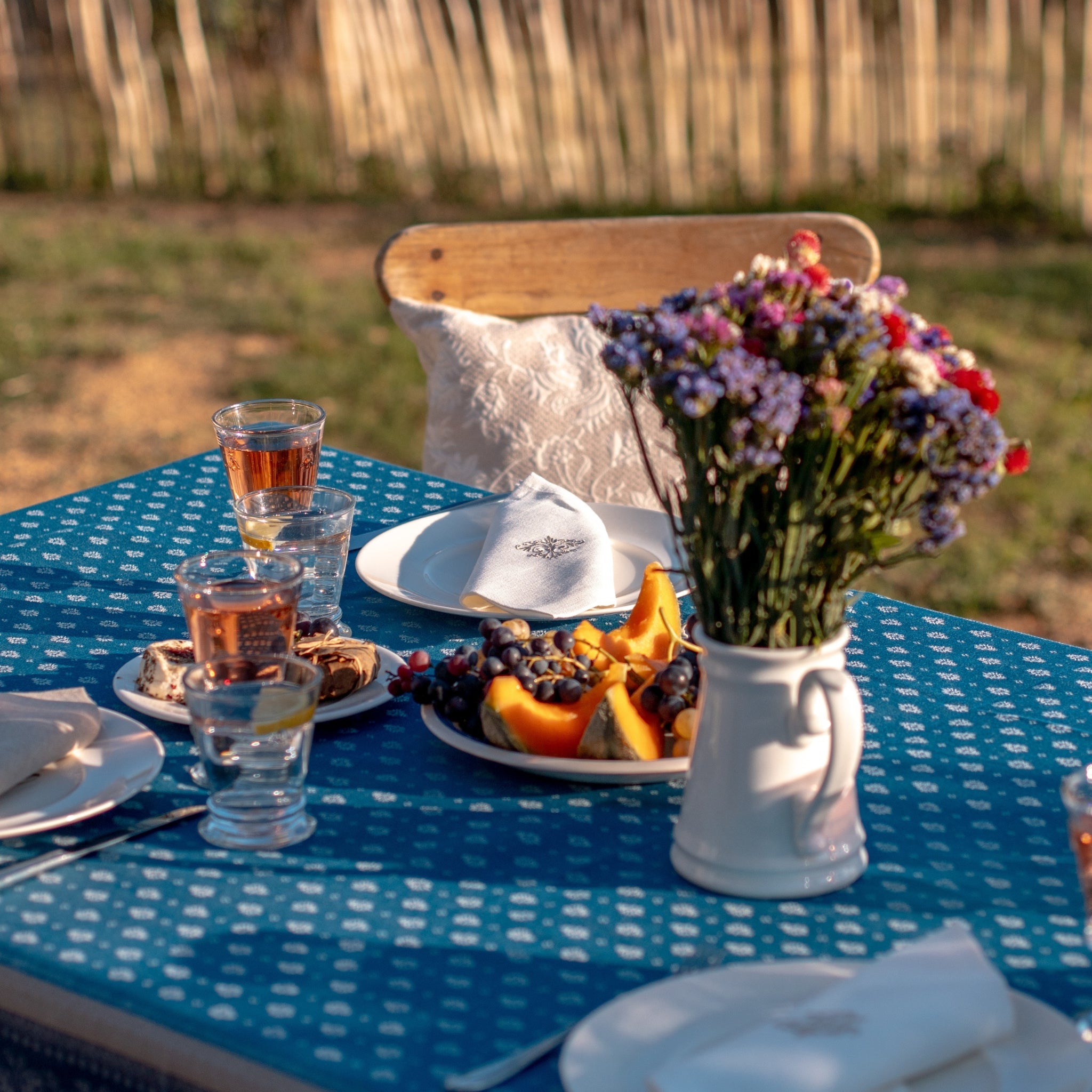Hochwertige Jacquard‑Tischdecke, perfekt für eine elegant gedeckte Frühlings‑Tafel