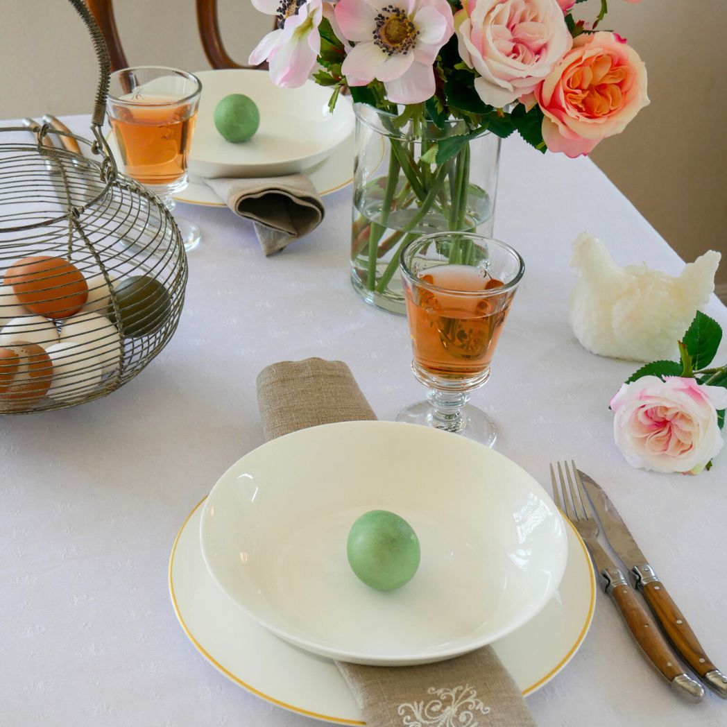 Elegante Osterkollektion in zarten Frühlingsfarben für eine stilvolle Ostertafel.