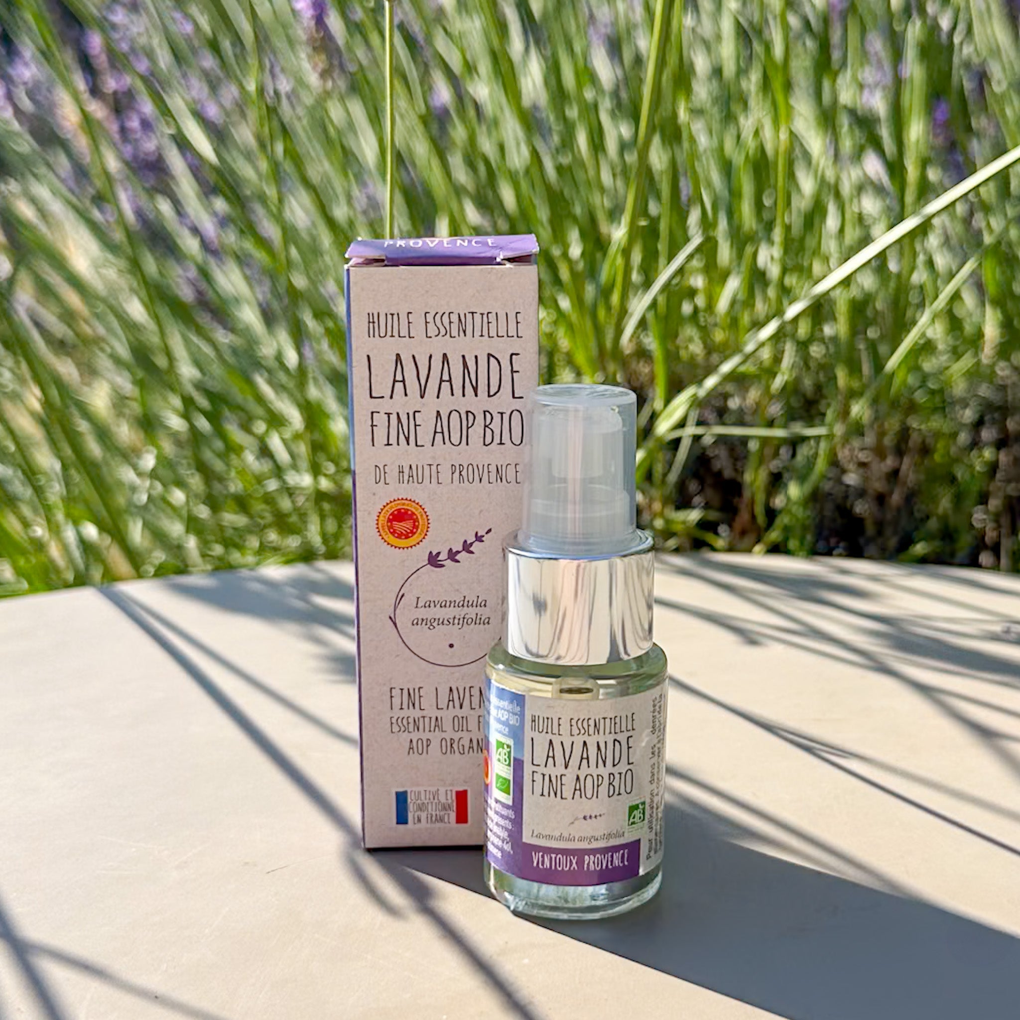   Glasflakon mit 15 ml hochwertigem, 100 % naturreinem Bio‑Lavendelöl aus Sault in der Provence. Vegan, zertifiziert von der Agence Bio, gewonnen aus Lavandula Angustifolia AOP und bekannt für seine beruhigenden, entspannenden und hautfreundlichen Eigenschaften.