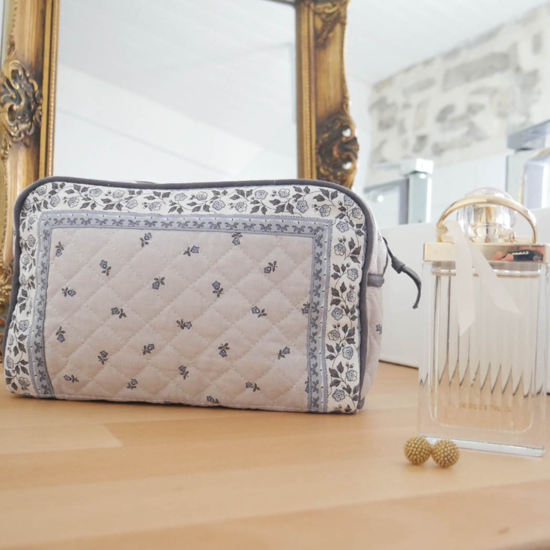 Stilvolles Kosmetiktäschchen mit Reißverschluss, verziert mit klassischen Provence-Mustern in Grau, Blau und Weiß.