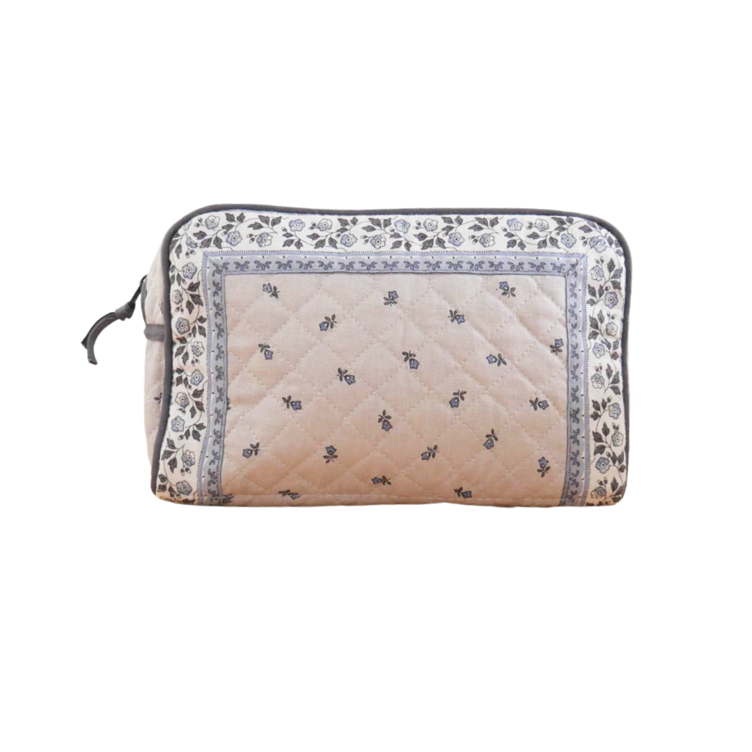 Stilvolles Kosmetiktäschchen mit Reißverschluss, verziert mit klassischen Provence-Mustern in Grau, Blau und Weiß.