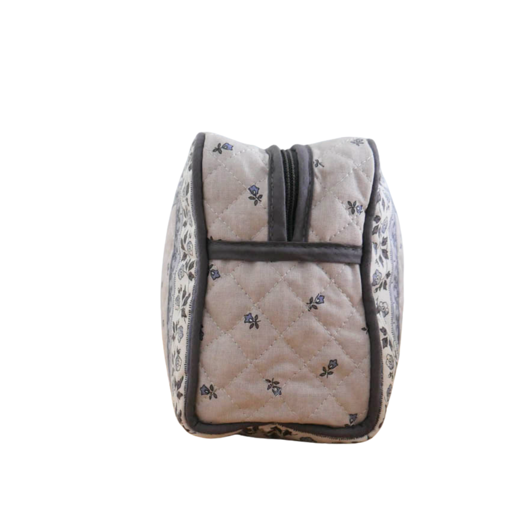 Stilvolles Kosmetiktäschchen mit Reißverschluss, verziert mit klassischen Provence-Mustern in Grau, Blau und Weiß.