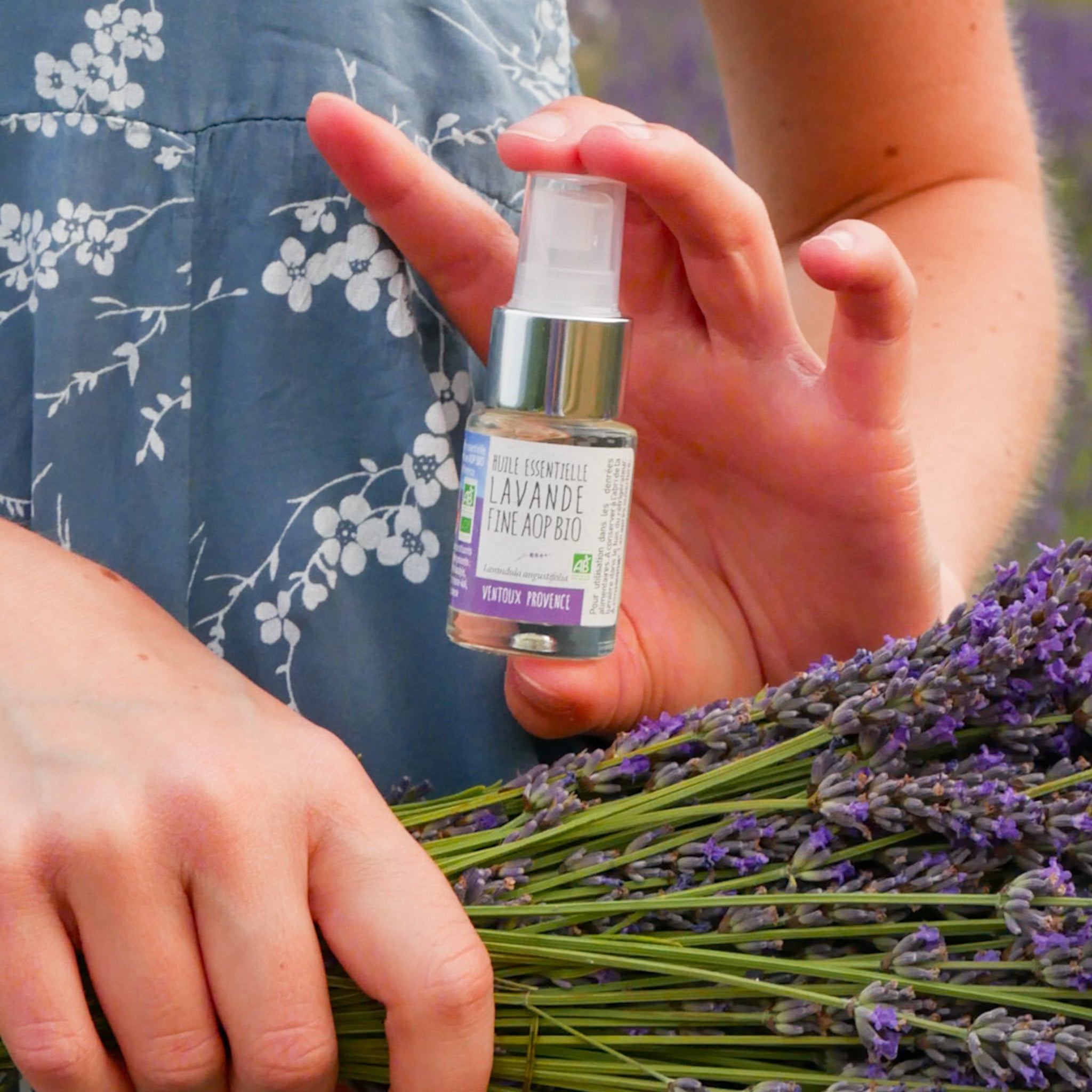   
Glasflakon mit 15 ml hochwertigem, 100 % naturreinem Bio‑Lavendelöl aus Sault in der Provence. Vegan, zertifiziert von der Agence Bio, gewonnen aus Lavandula Angustifolia AOP und bekannt für seine beruhigenden, entspannenden und hautfreundlichen Eigenschaften.
