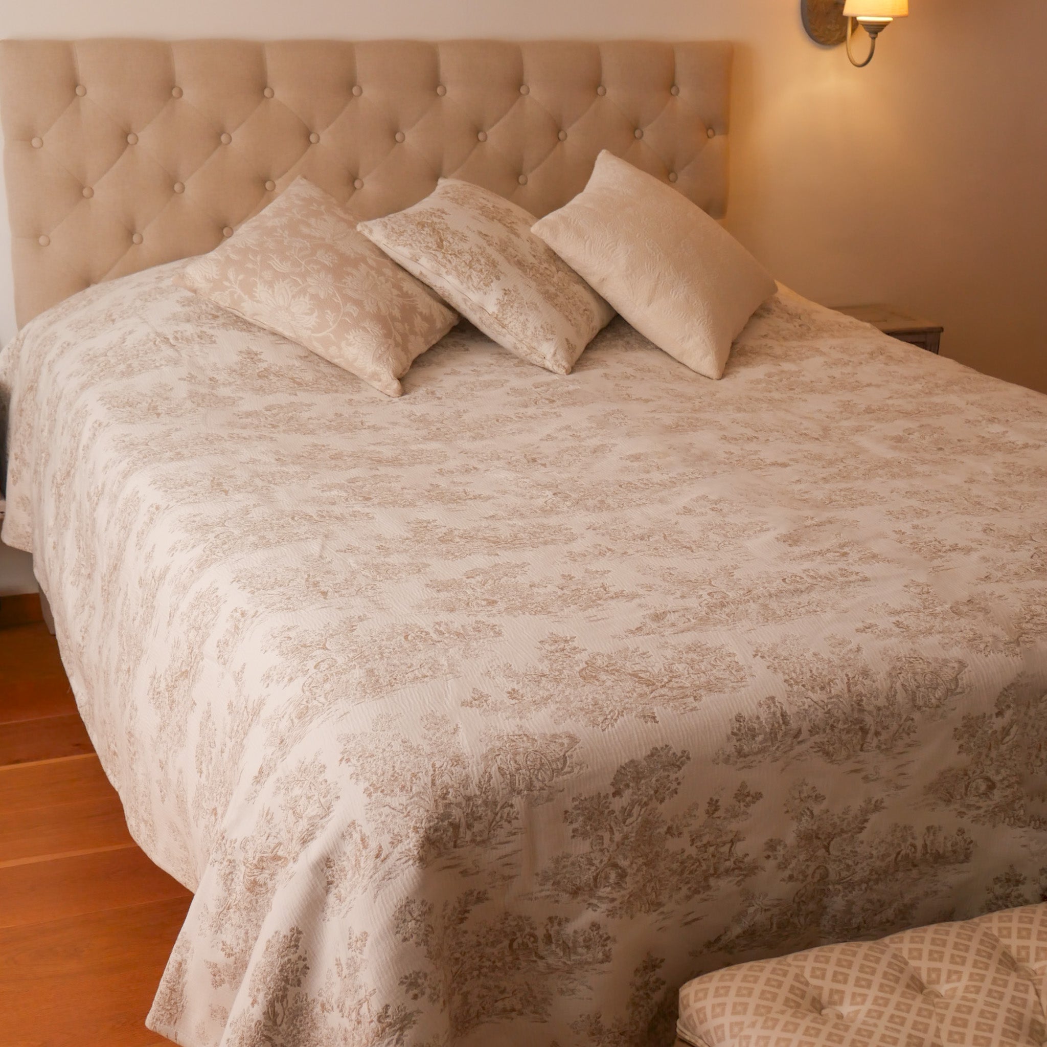 Diese Tagesdecke ist Teil unserer exquisiten Toile de Jouy-Kollektion – ein wahres Meisterwerk französischer Handwerkskunst! Diese authentischen Stoffe in rein französischem Stil verleihen jedem Raum einen Hauch von Eleganz und Charme.