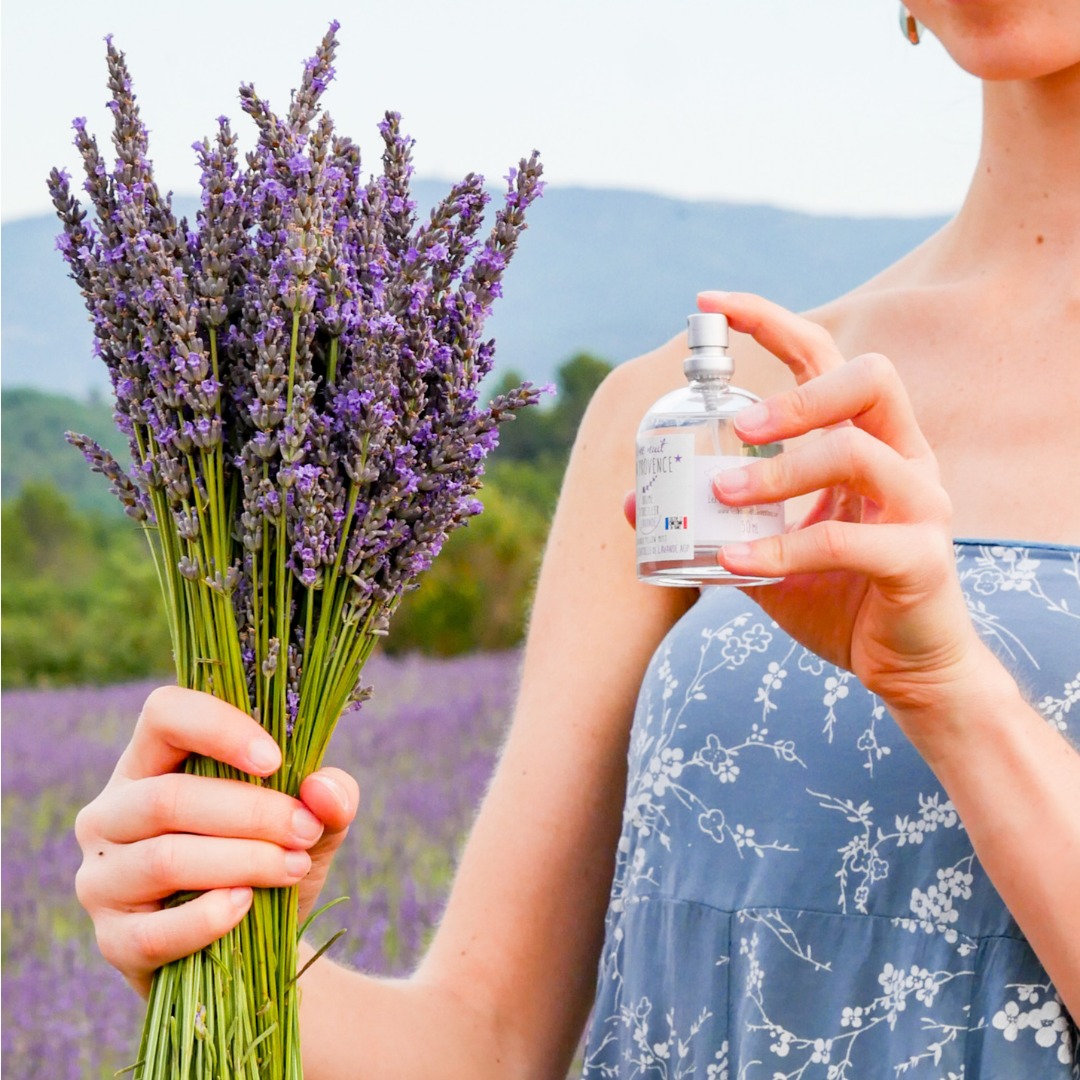 Bio-Kopfkissenspray mit Lavendelduft, 50 ml – Glasflakon aus Südfrankreich auf Leinenuntergrund, beruhigend und entspannend.