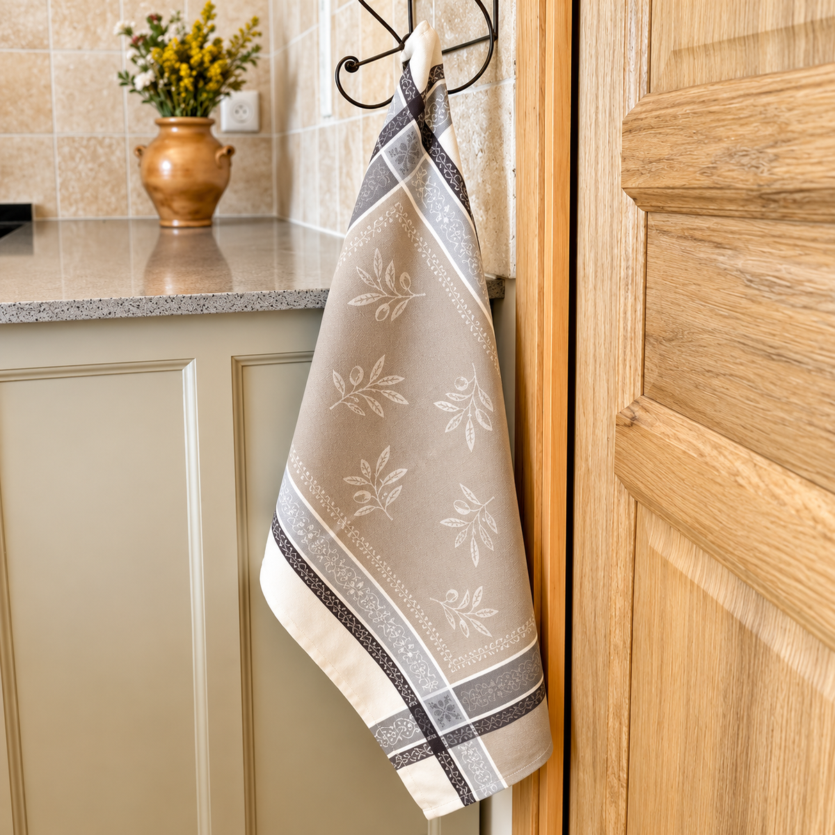 Jacquard-Geschirrtuch aus Baumwolle in Beige, Creme und Grau mit eingewebtem Olivenmotiv, hergestellt in Frankreich.