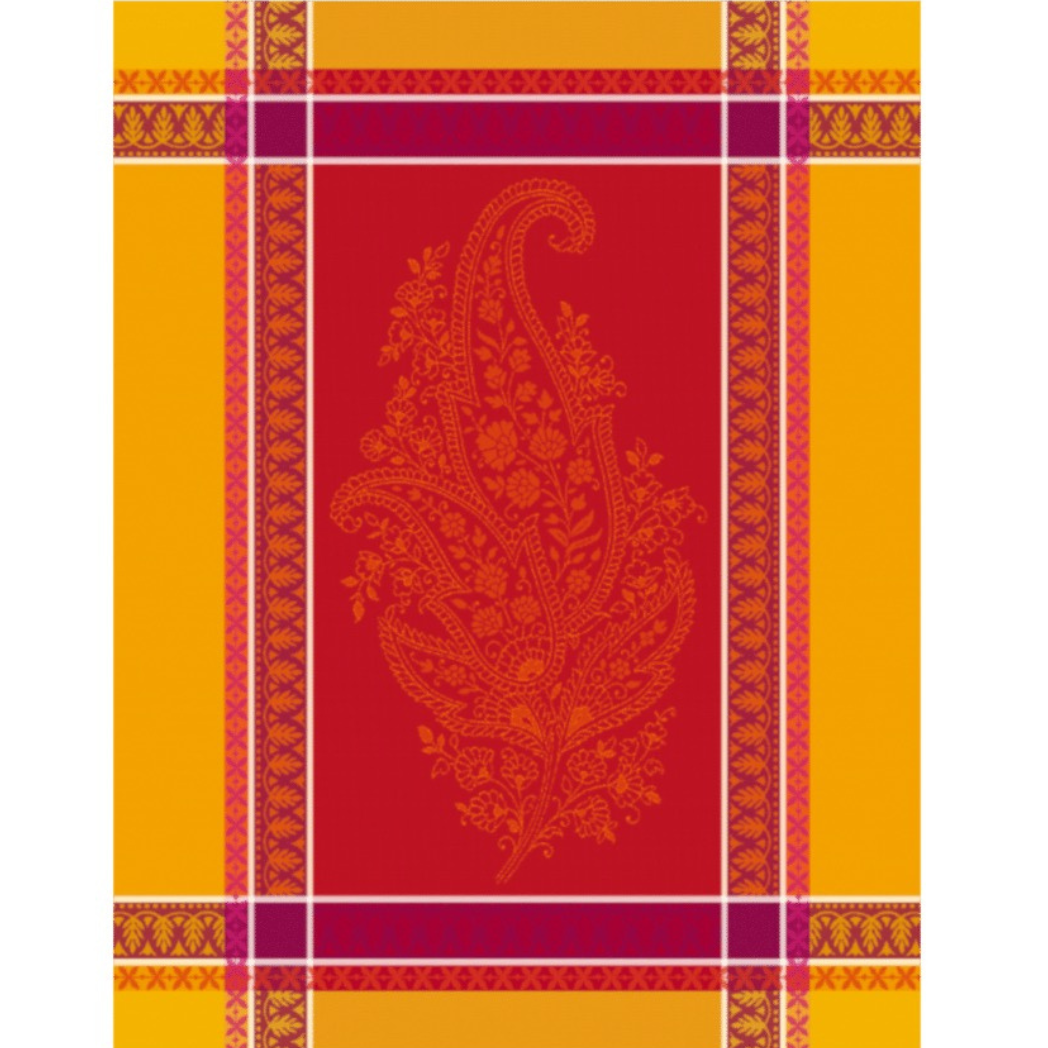 Rotes Jacquard-Geschirrtuch Soleil aus 100 % Baumwolle mit gelbem floralem Muster und gelber Bordüre, hergestellt in Frankreich, dekorativ über dem Backofengriff.