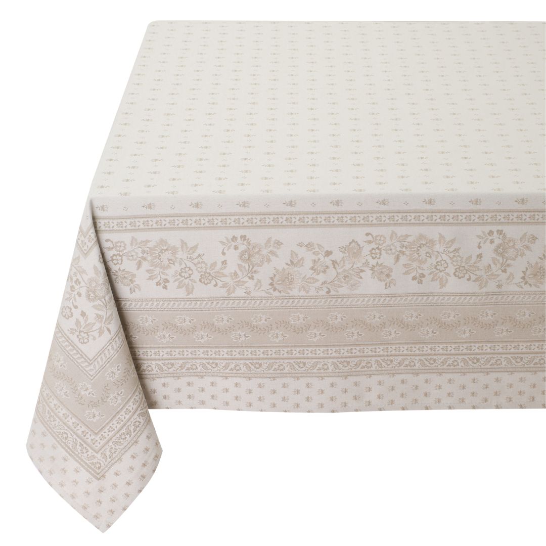 Hochwertige beige Jacquard‑Tischdecke mit elegantem Muster und integriertem Fleckschutz.