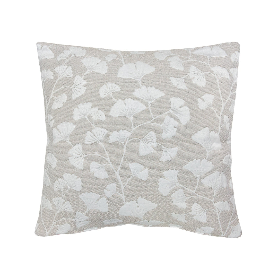 Jacquard‑Kissenhülle mit feinem Ginkgo‑Blattdesign in natürlichen Tönen, dekorativ auf einem Sofa platziert.