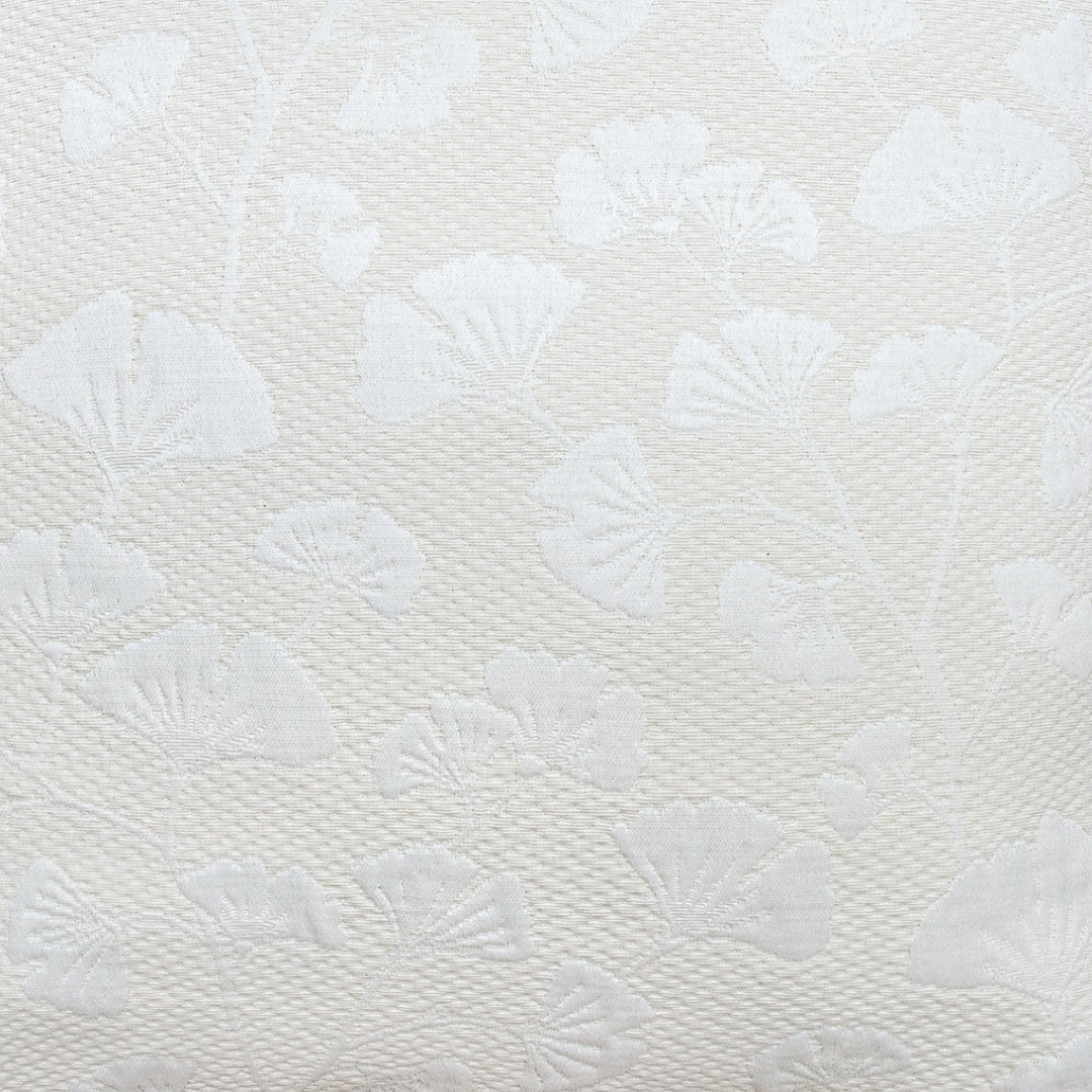Jacquard‑Kissenhülle mit feinem Ginkgo‑Blattdesign in natürlichen Tönen, dekorativ auf einem Sofa platziert.