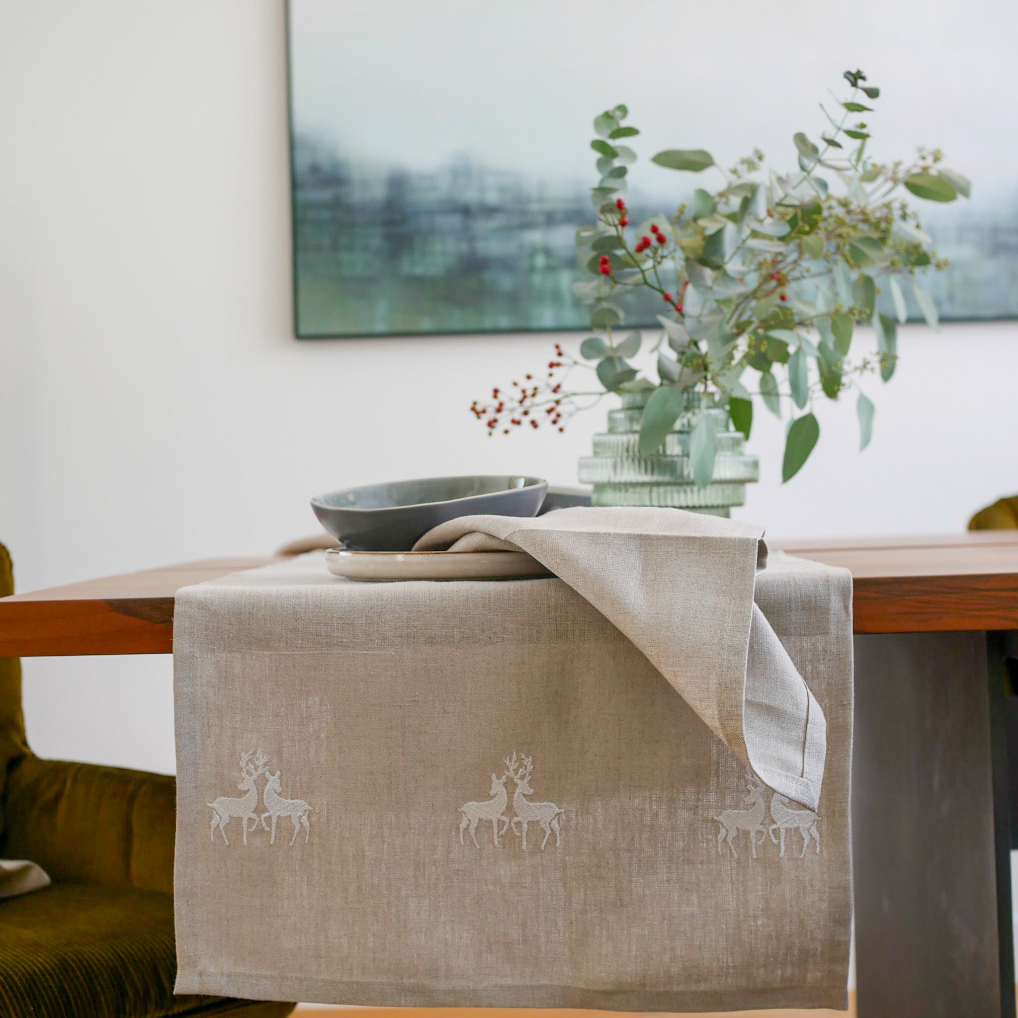 ein wunderschöner Tischläufer aus Leinen mit rustikalem Charme, der zu jeder Jahreszeit verwendet werden kann