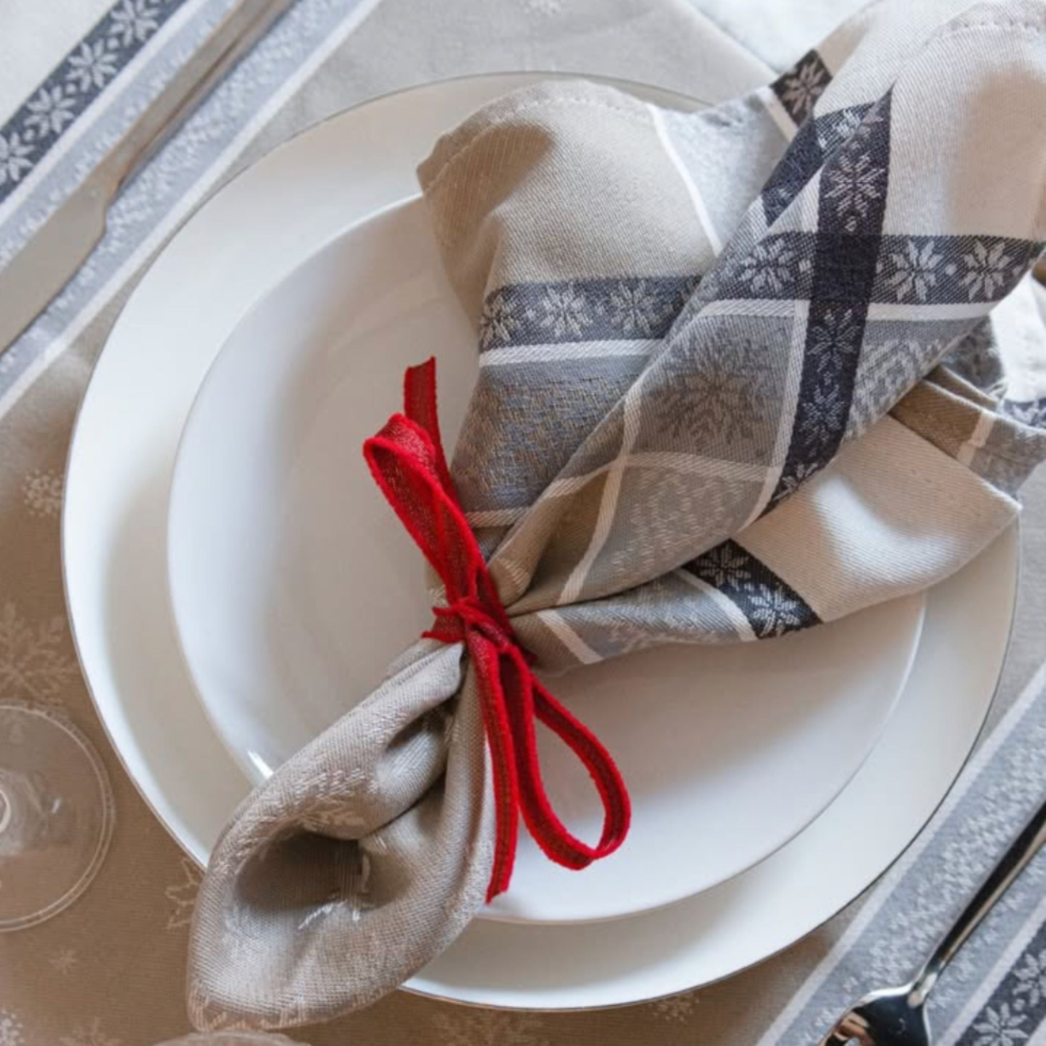 Festliche Jacquard-Serviette in Beige mit winterlichen Motiven wie Hirschen und Schneeflocken