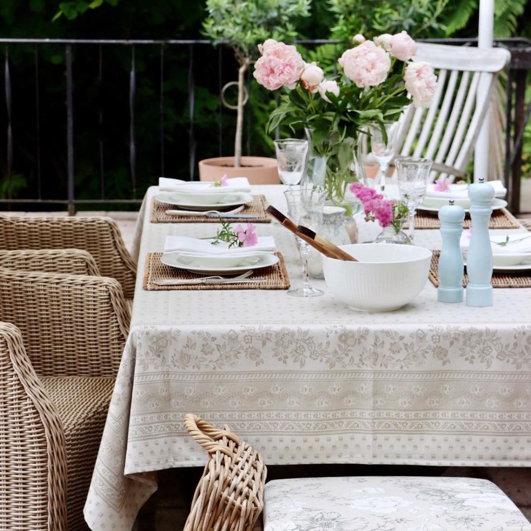 Hochwertige beige Jacquard‑Tischdecke mit elegantem Muster und integriertem Fleckschutz.