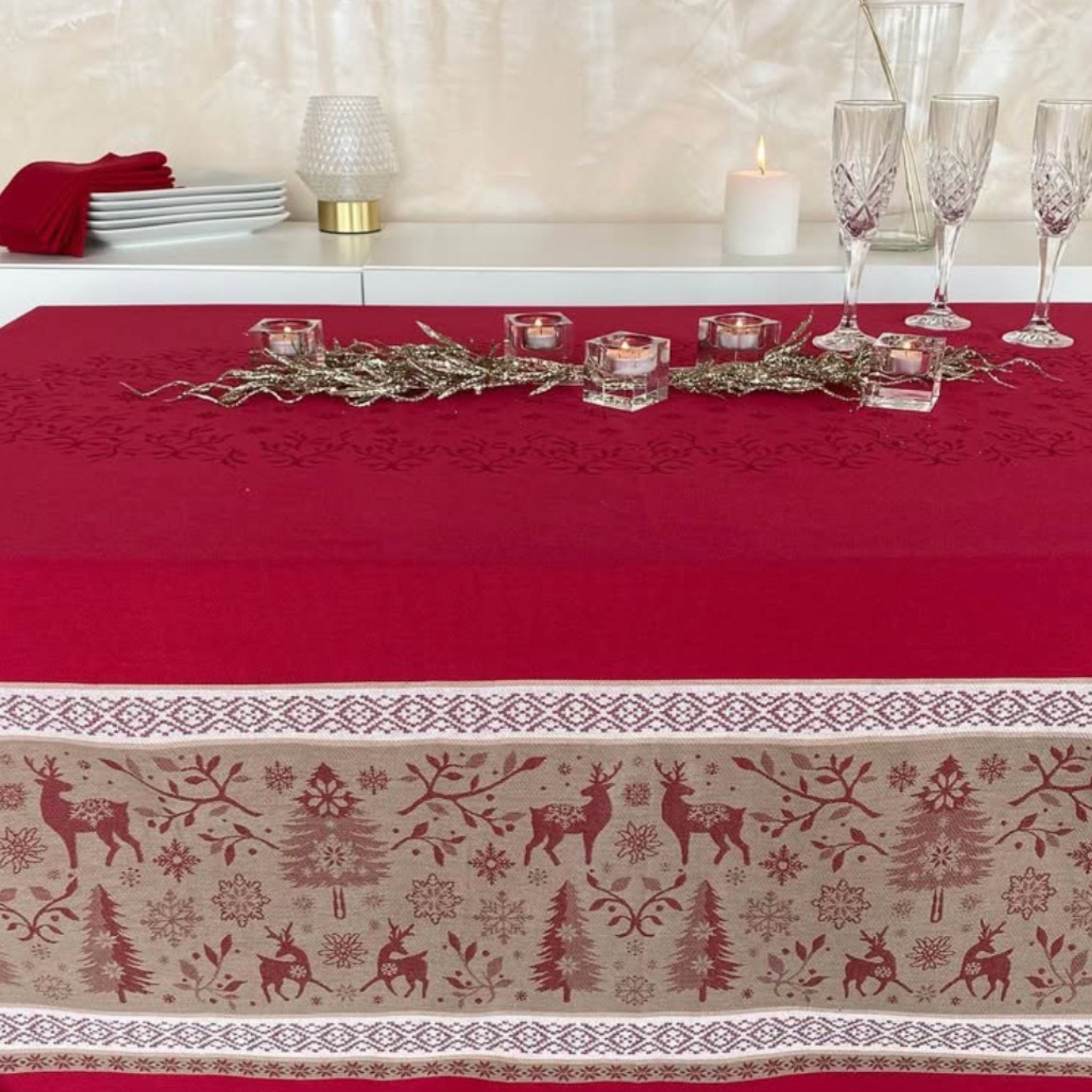 Jacquardgewebte Tischdecke mit dezentem Wintermotiv in Rot – weich, stilvoll und ideal für festliche Tischdekoration.