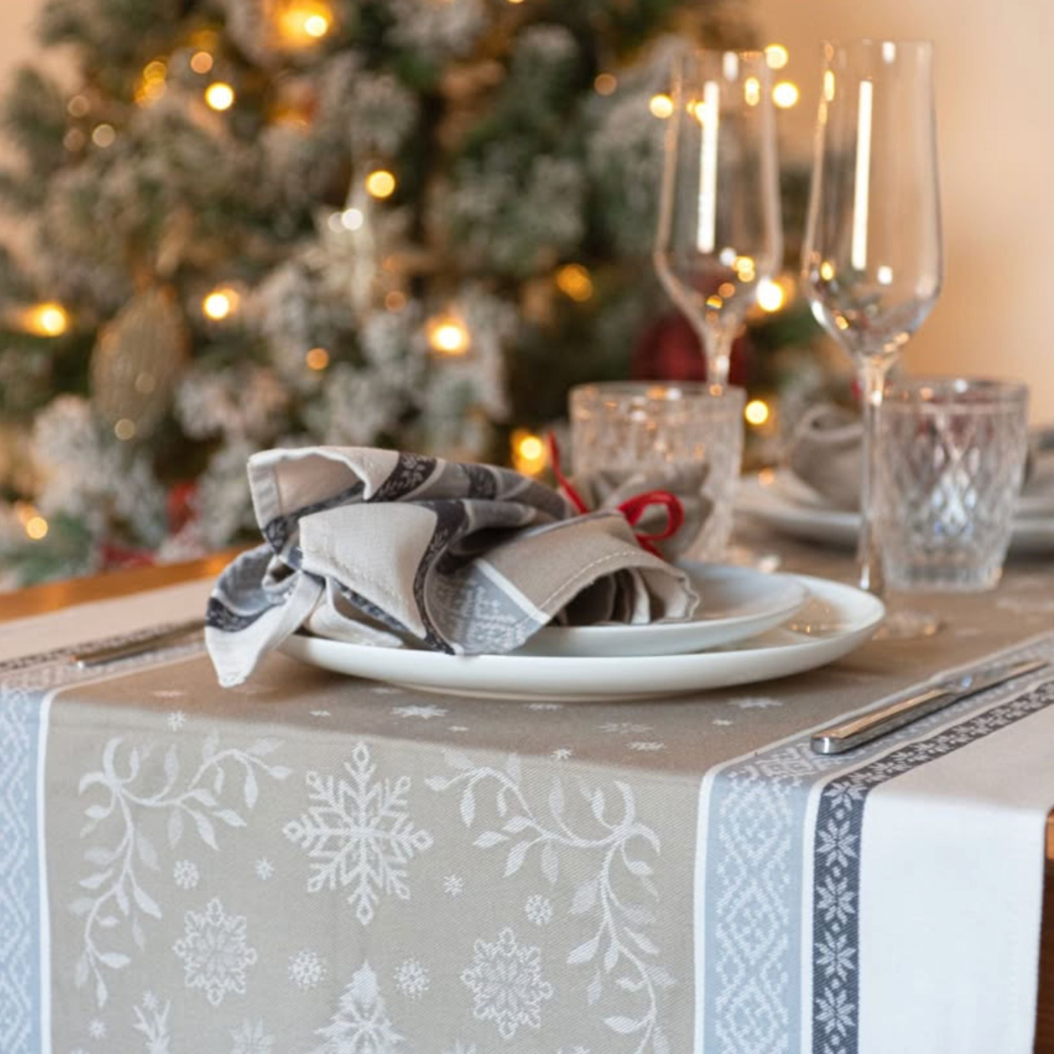 Tischläufer aus Baumwolle mit Fleckschutz in Beige, dekoriert mit festlichem Weihnachtsmotiv.